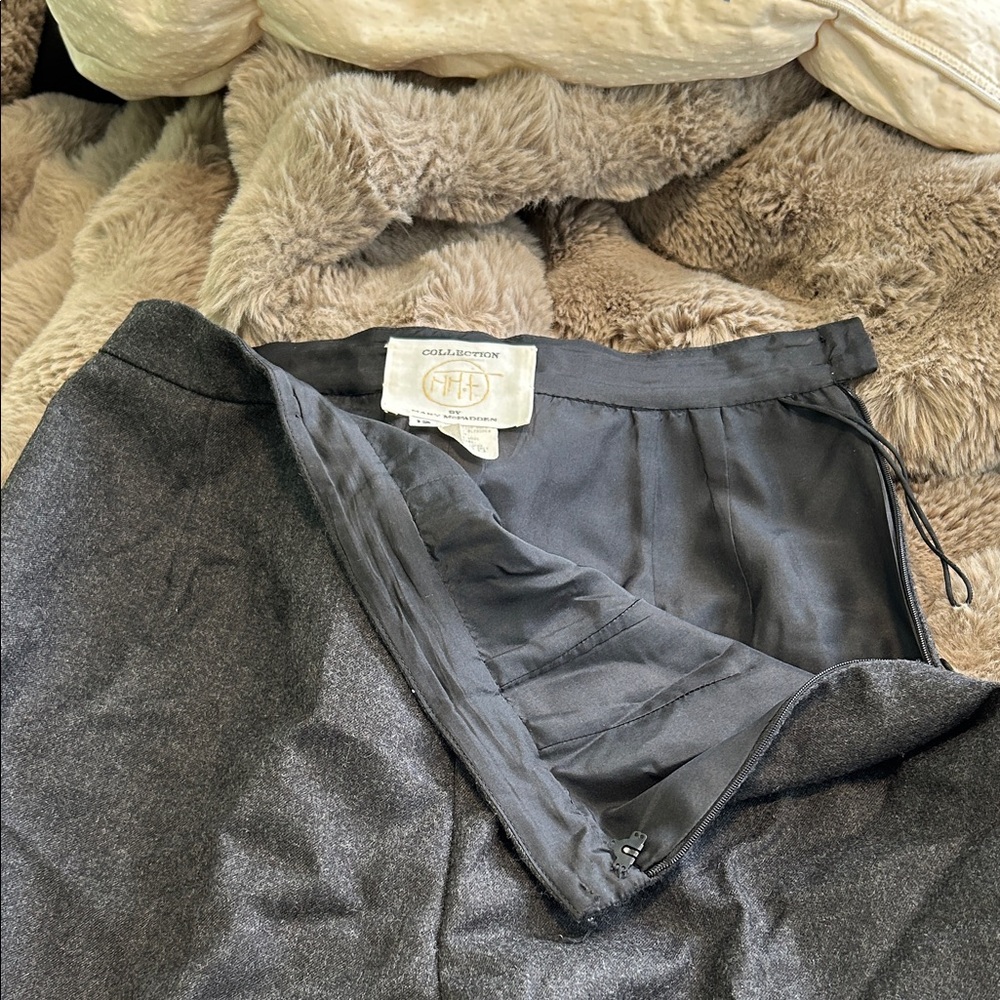 Wool trousers with side clasp